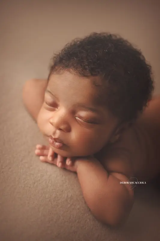 Séance bébé en studio à Orléans : nouveau-né en studio, cadrage vertical doux, couleurs douces