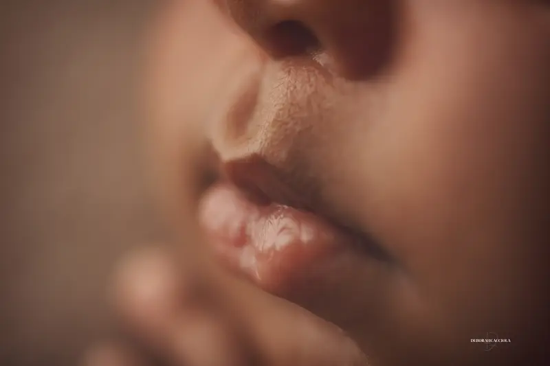 Séance bébé à Orléans - instant tendre avec bébé, plan large harmonieux, couleurs douces