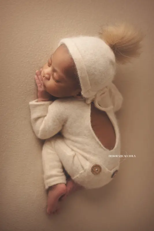 Photo nouveau-né à Orléans, bébé dans ses premiers jours, plan vertical naturel, tonalités naturelles