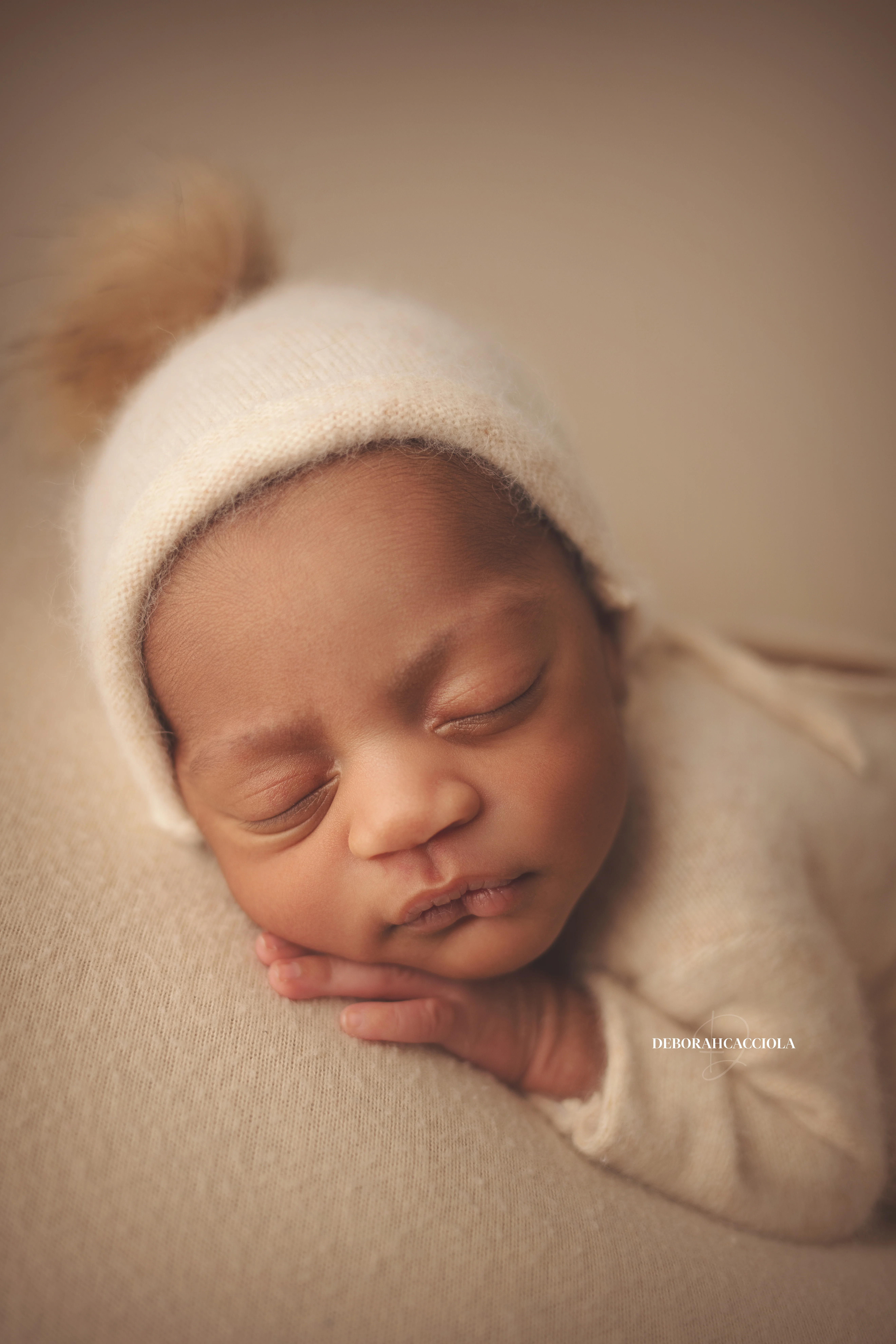Photo nouveau-né à Orléans, bébé dans ses premiers jours, plan vertical naturel, palette claire