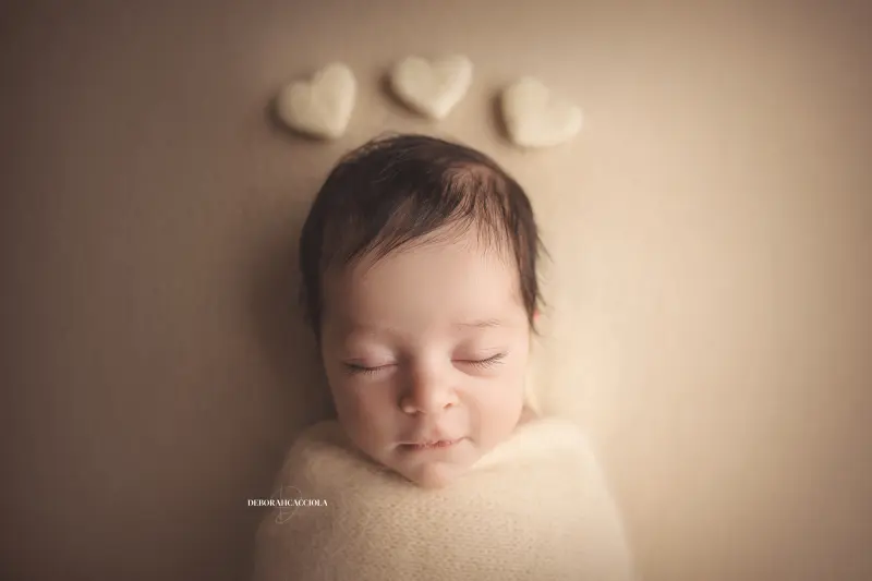 Photo nouveau-né studio Orléans : nouveau-né en studio, scène panoramique douce, rendu naturel