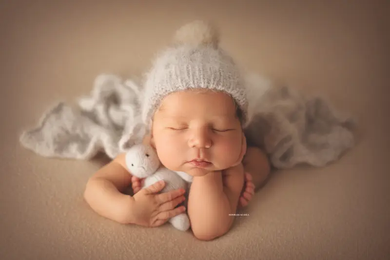 Photo nouveau-né à Orléans, bébé dans ses premiers jours, composition large et naturelle, palette claire