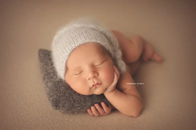 Séance bébé en studio à Orléans : portrait délicat de bébé, cadrage horizontal équilibré, tonalités naturelles