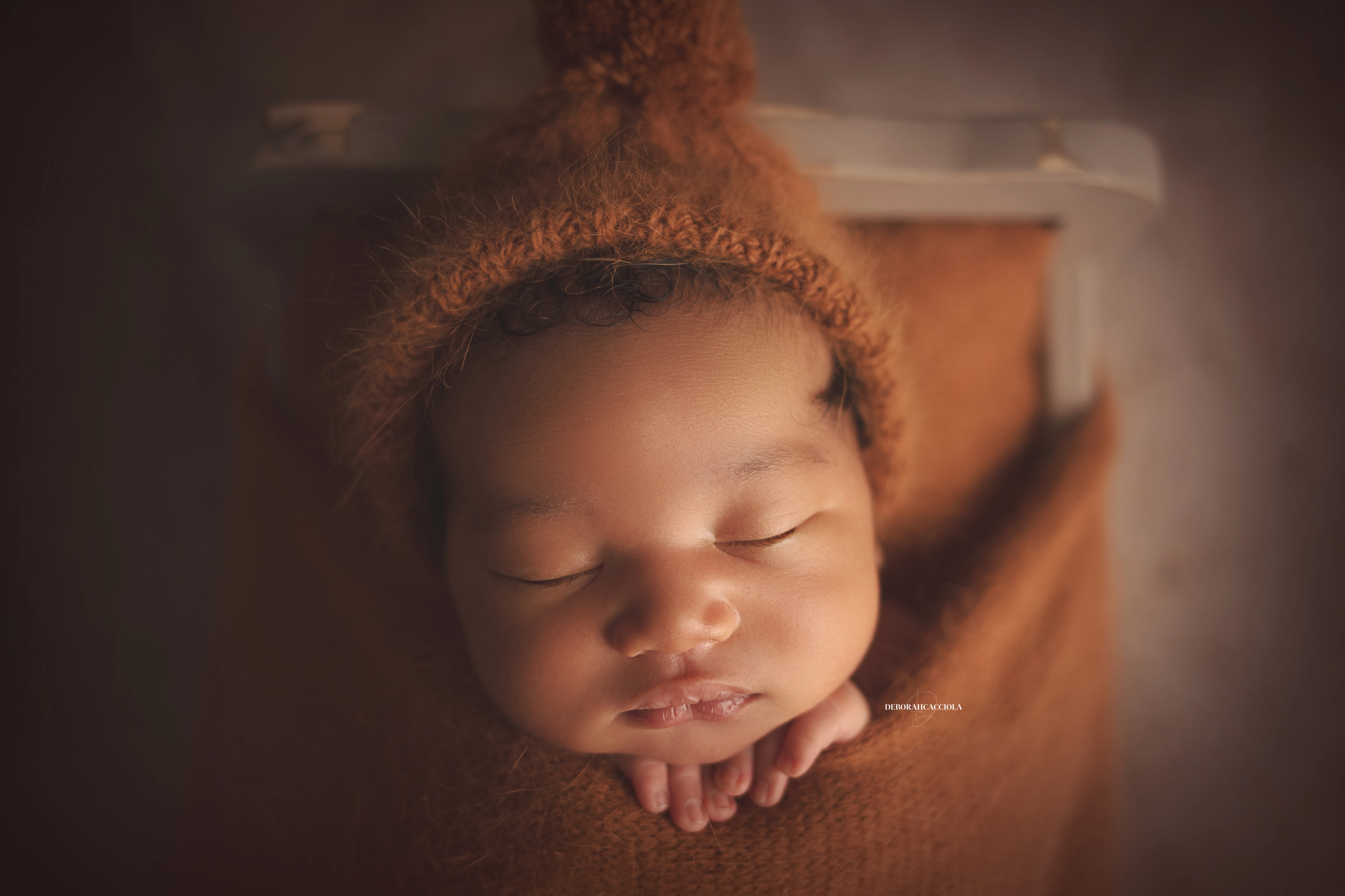 Photo nouveau-né studio Orléans : portrait délicat de bébé, cadrage horizontal équilibré, tonalités naturelles