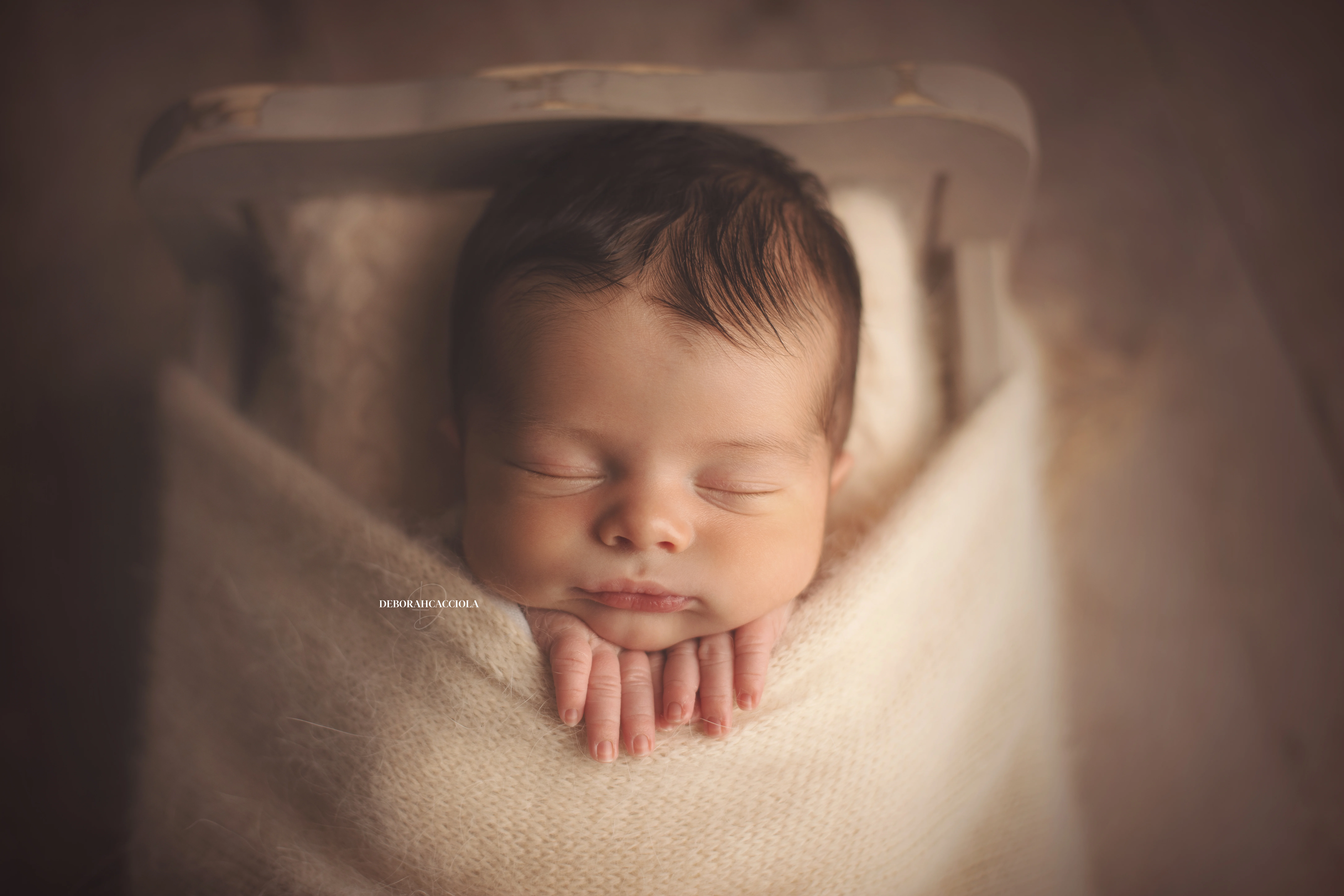 Portrait nouveau-né Orléans : nouveau-né en studio, scène panoramique douce, rendu naturel