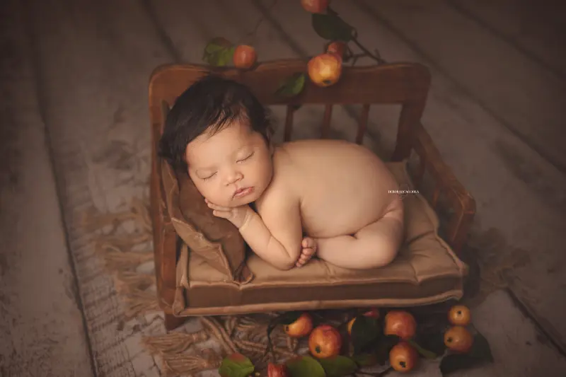 Photo nouveau-né studio Orléans : portrait délicat de bébé, cadrage horizontal équilibré, tonalités naturelles