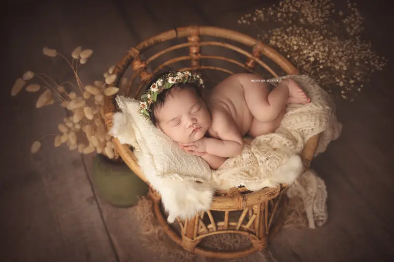 Séance bébé à Orléans - instant tendre avec bébé, plan large harmonieux, couleurs équilibrées