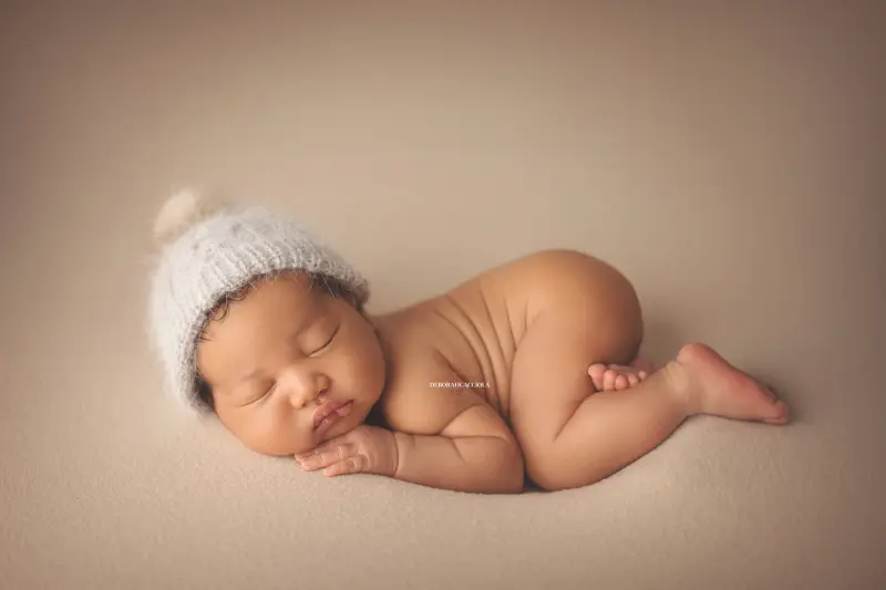 Séance bébé à Orléans - instant tendre avec bébé, plan large harmonieux, rendu naturel