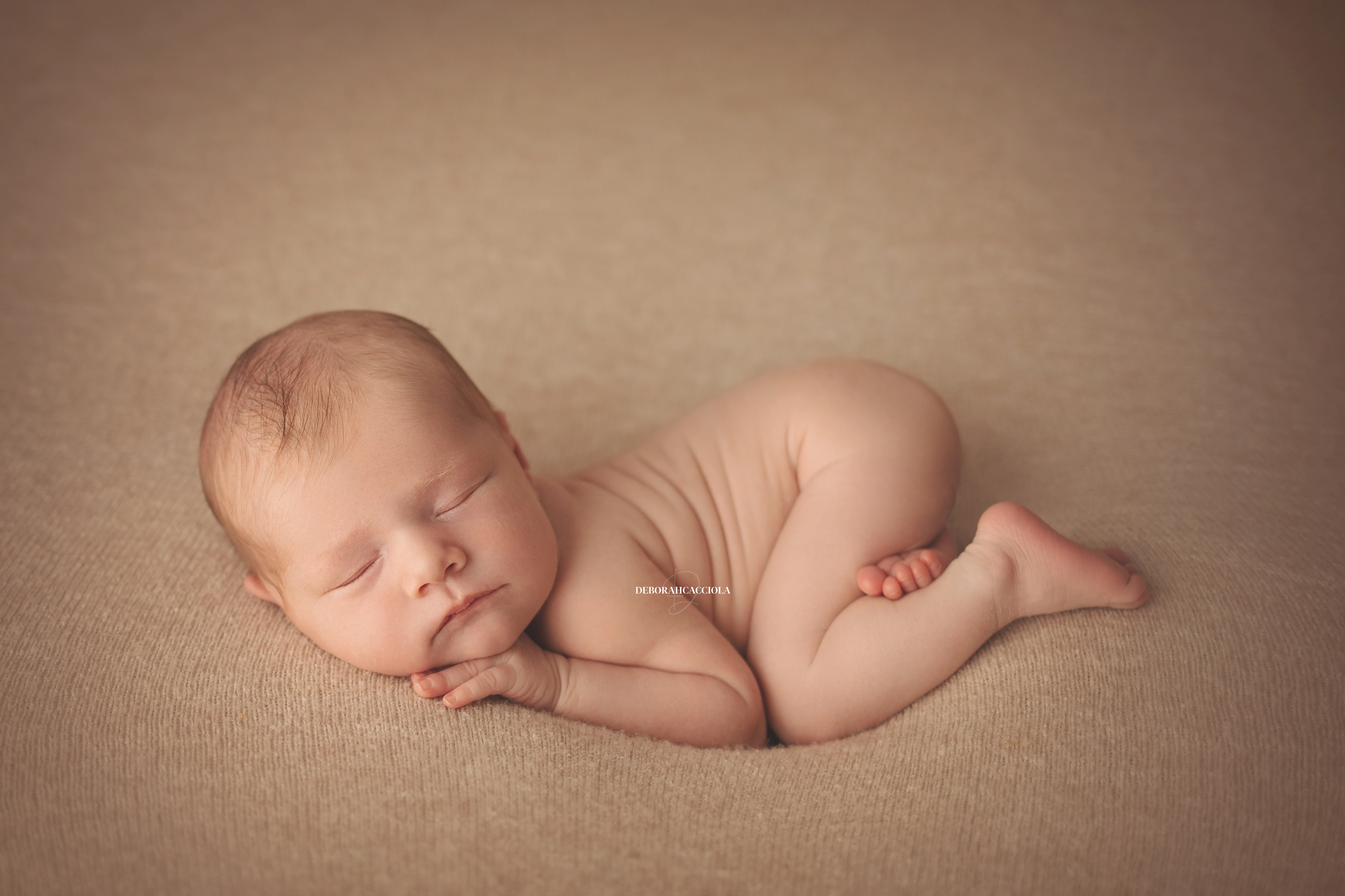 Portrait nouveau-né Orléans : nouveau-né en studio, scène panoramique douce, palette claire