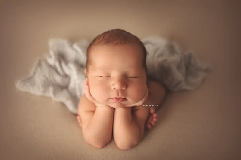 Photo nouveau-né à Orléans, instant tendre avec bébé, plan large harmonieux, tonalités naturelles