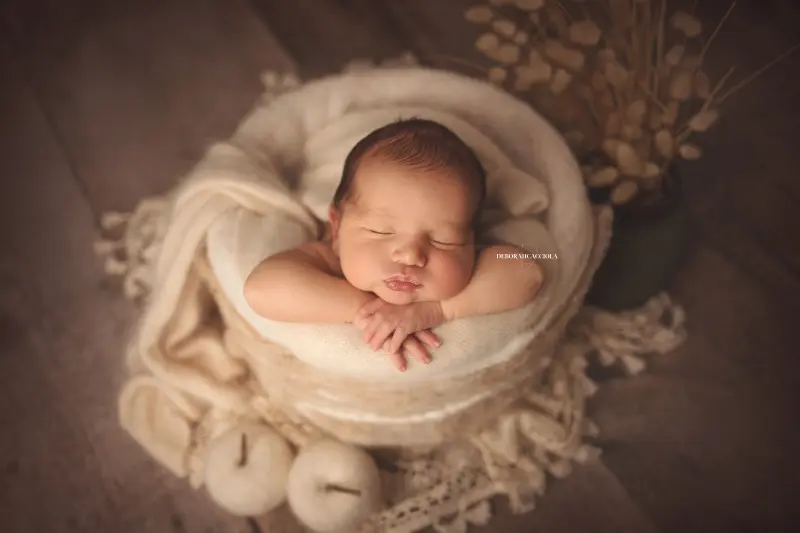 Photo nouveau-né studio Orléans : nouveau-né en studio, scène panoramique douce, couleurs équilibrées