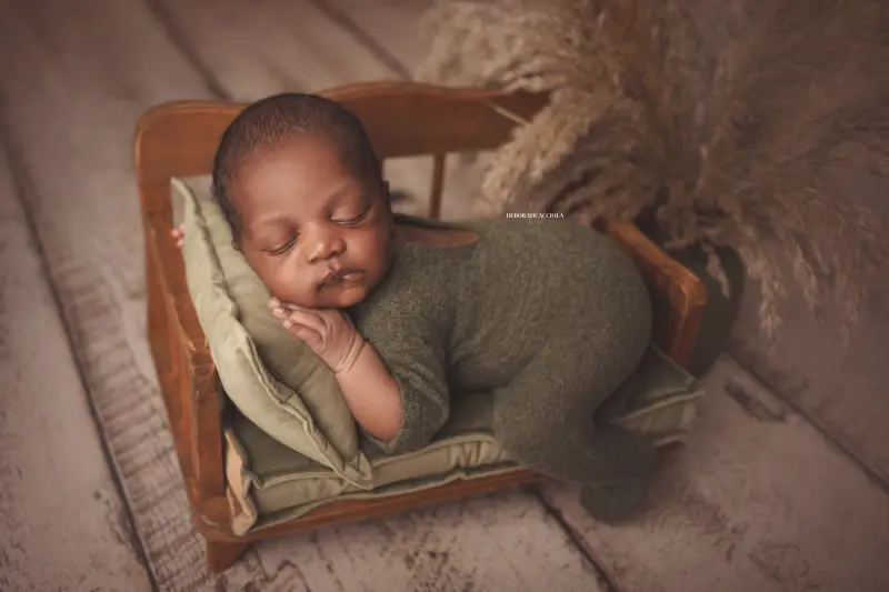 Portrait nouveau-né Orléans : portrait délicat de bébé, cadrage horizontal équilibré, palette claire