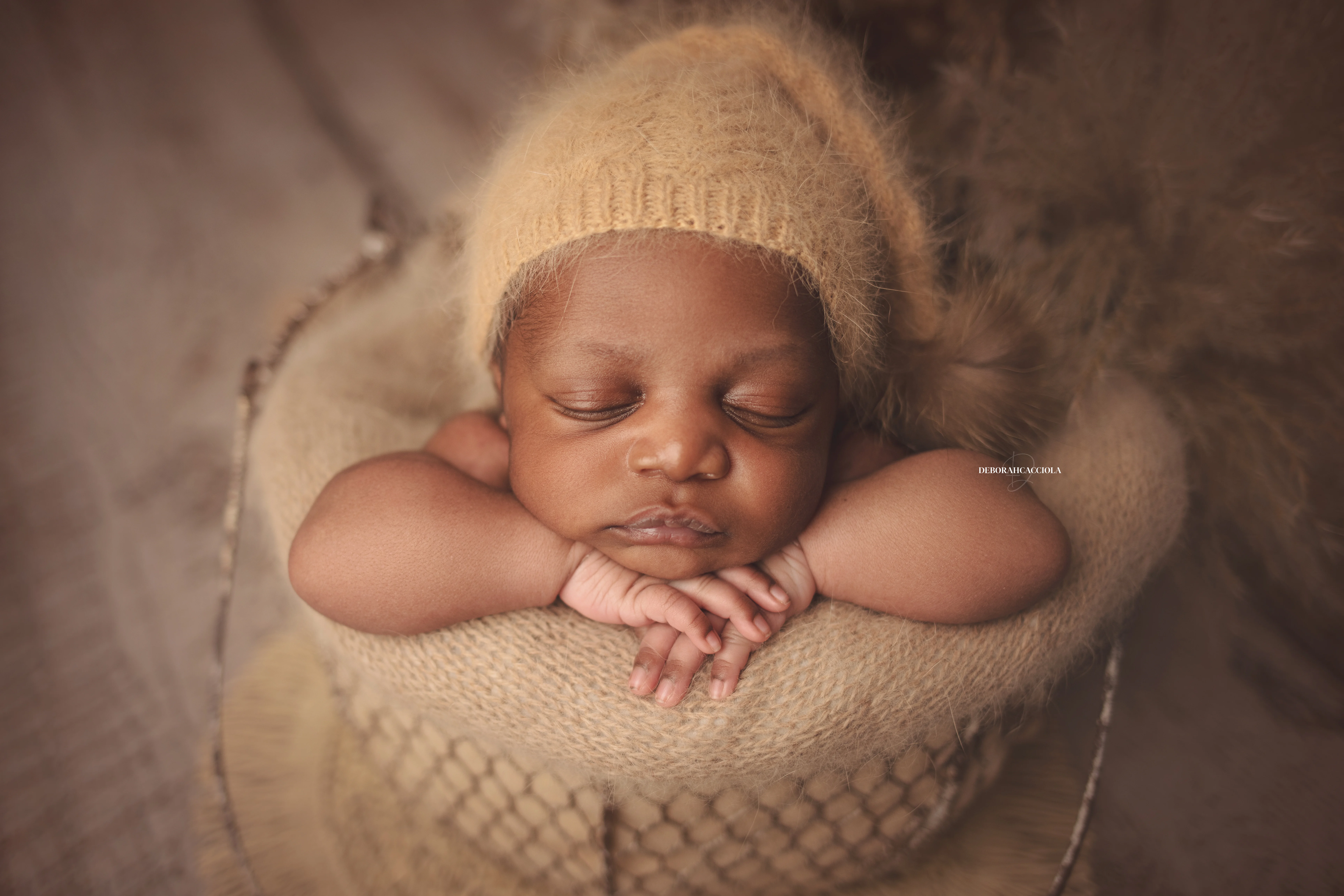 Portrait nouveau-né à Orléans : instant tendre avec bébé, plan large harmonieux, rendu naturel