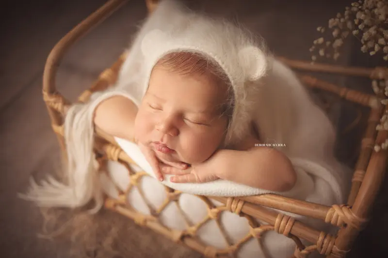 Photo nouveau-né studio Orléans : nouveau-né en studio, scène panoramique douce, couleurs douces