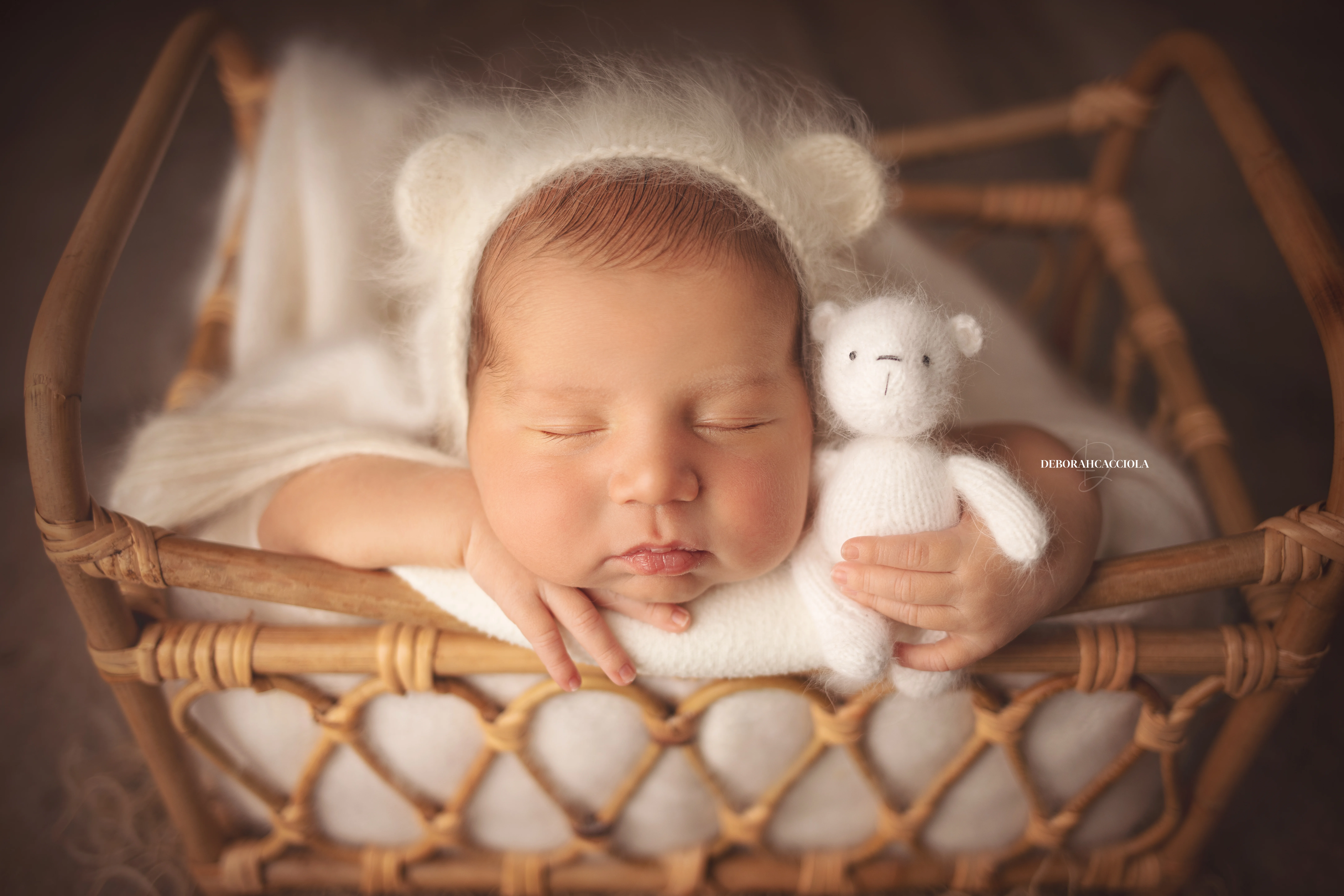 Séance bébé à Orléans - bébé dans ses premiers jours, composition large et naturelle, couleurs douces