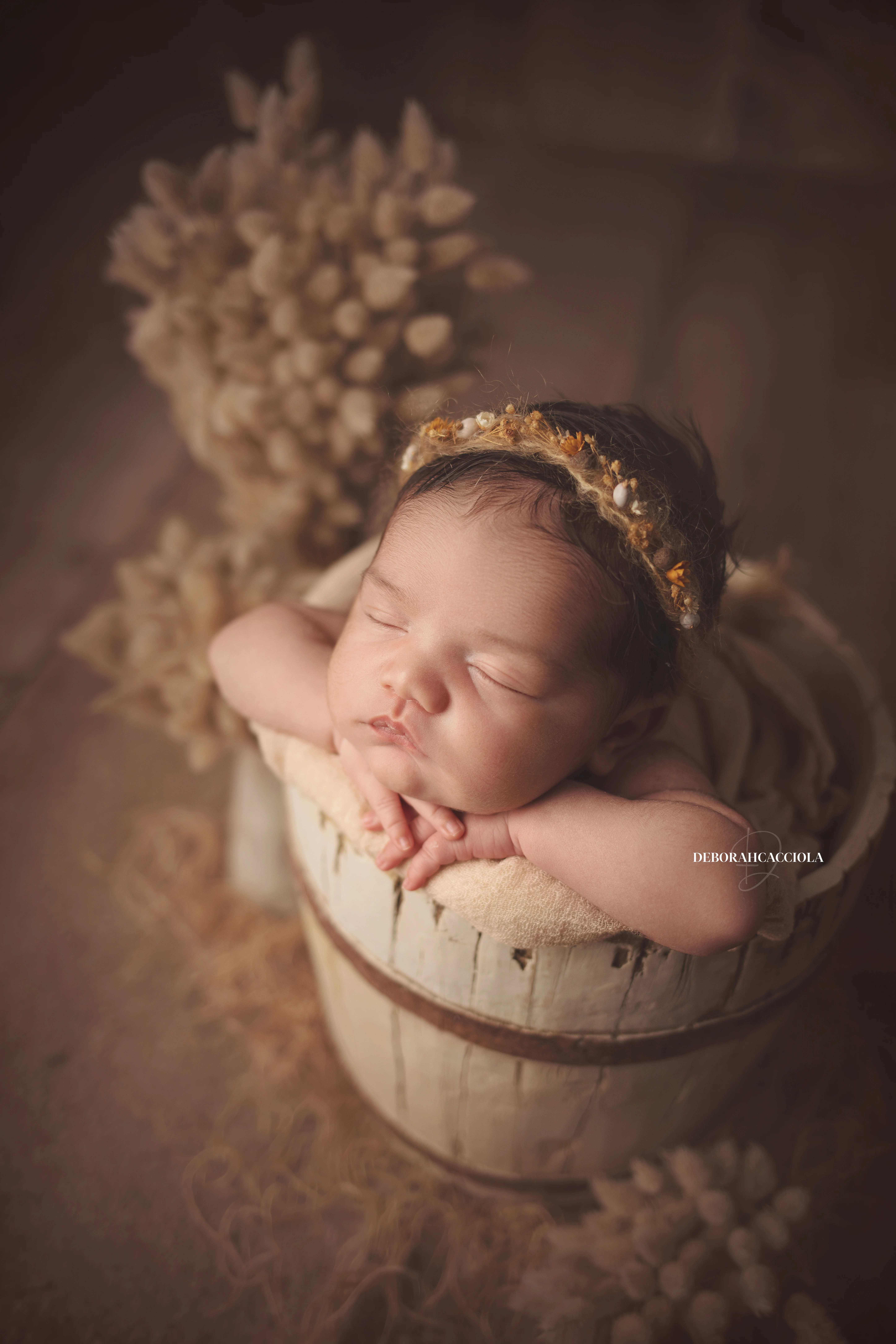 Séance bébé à Orléans - instant tendre avec bébé, portrait vertical soigné, couleurs douces