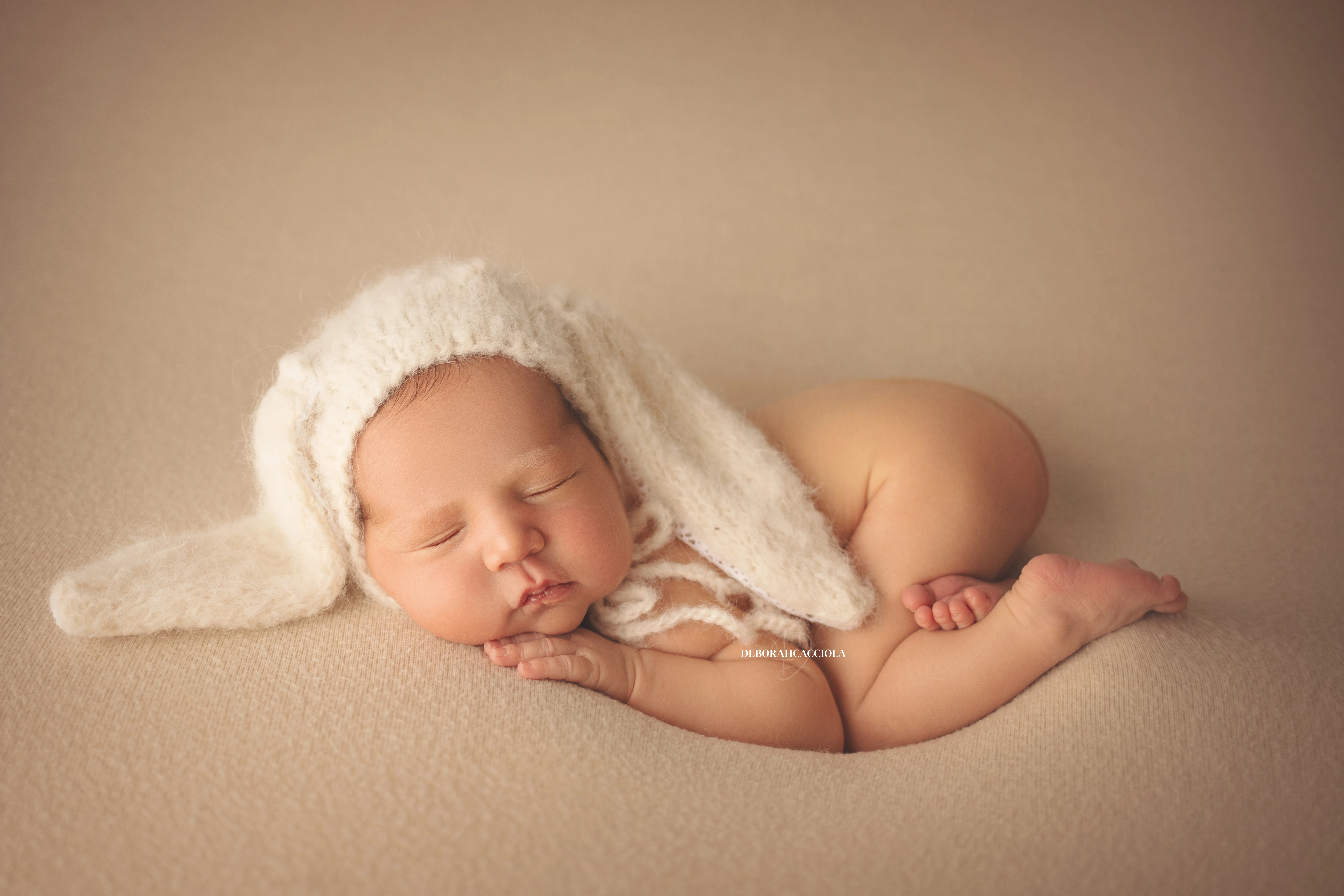 Photo nouveau-né studio Orléans : nouveau-né en studio, scène panoramique douce, palette claire