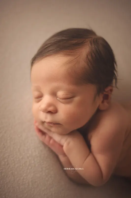 Photo nouveau-né studio Orléans : nouveau-né en studio, cadrage vertical doux, rendu naturel