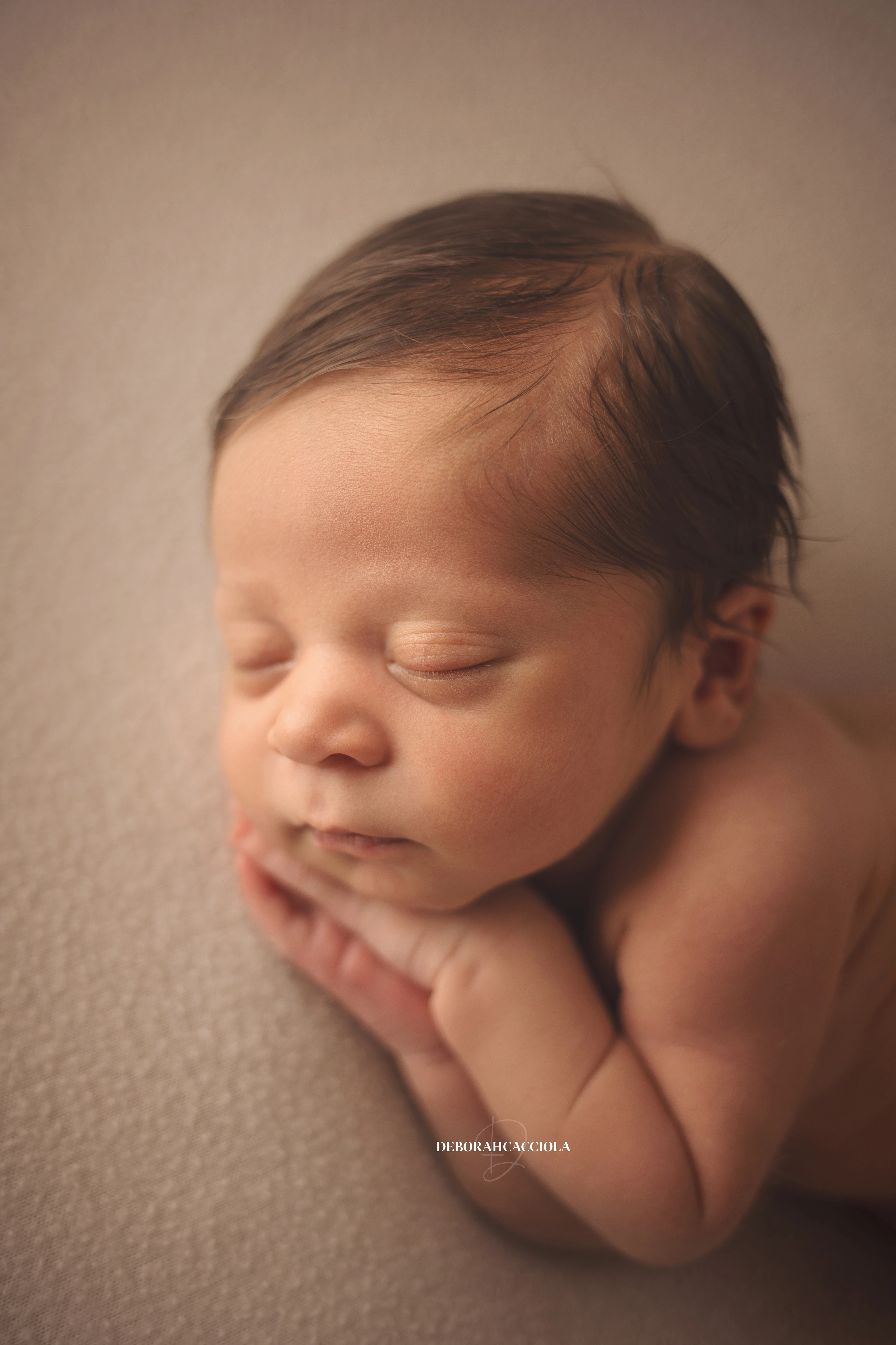 Photo nouveau-né studio Orléans : nouveau-né en studio, cadrage vertical doux, rendu naturel