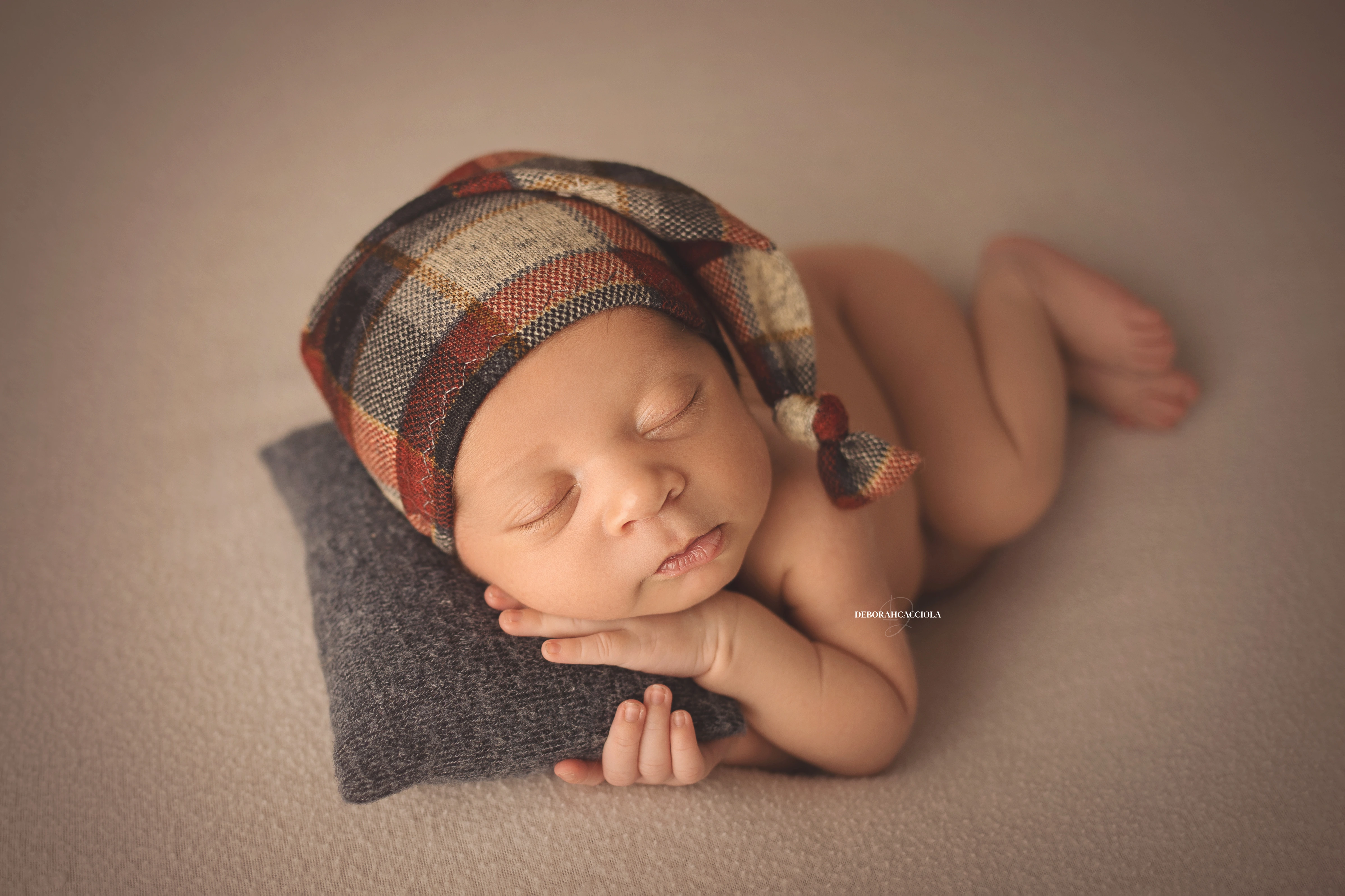 Séance bébé en studio à Orléans : portrait délicat de bébé, cadrage horizontal équilibré, tonalités naturelles
