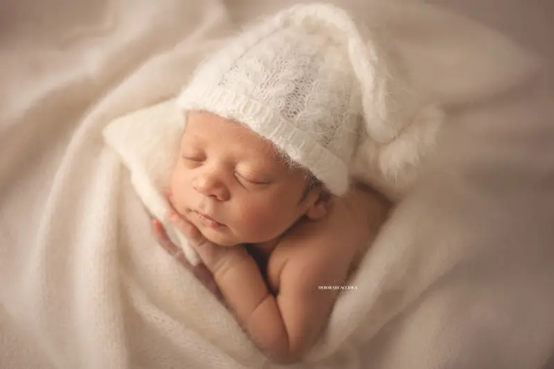 Séance bébé en studio à Orléans : nouveau-né en studio, scène panoramique douce, rendu naturel