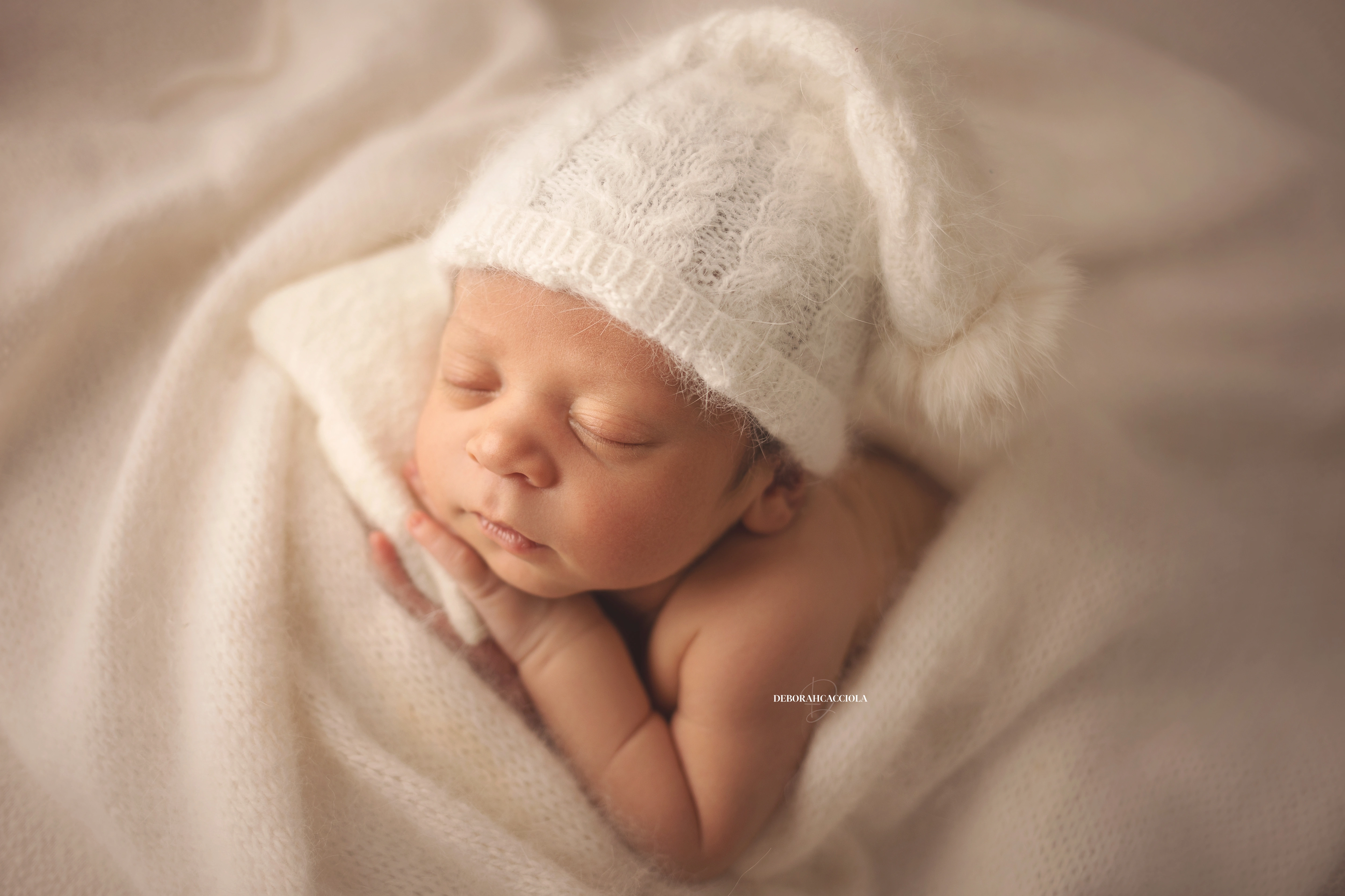 Séance bébé en studio à Orléans : nouveau-né en studio, scène panoramique douce, rendu naturel