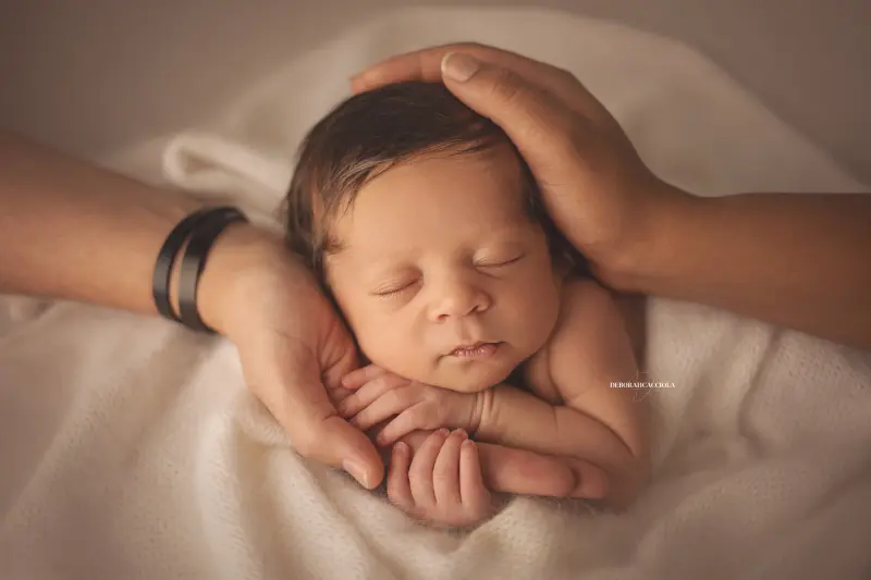 Portrait nouveau-né à Orléans : bébé dans ses premiers jours, composition large et naturelle, palette claire