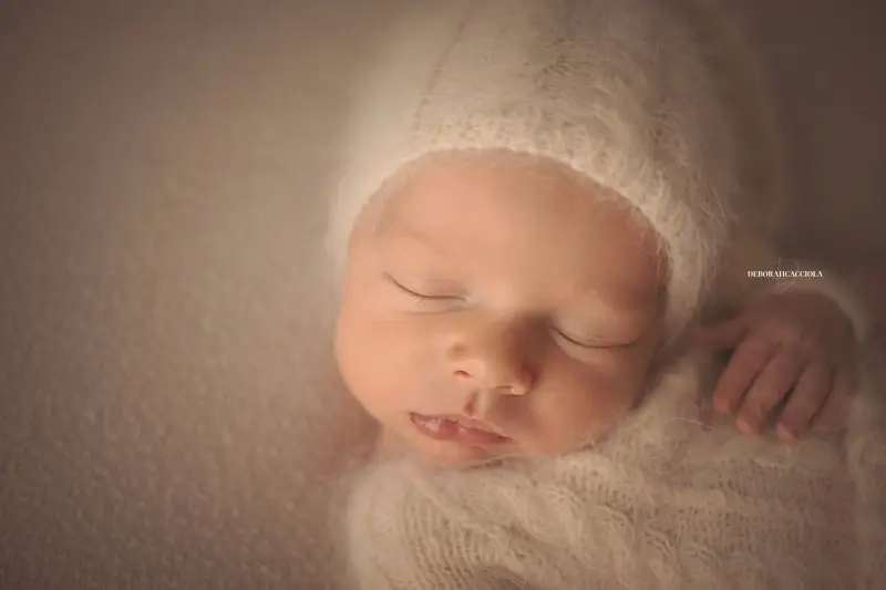 Portrait nouveau-né à Orléans : bébé dans ses premiers jours, composition large et naturelle, rendu naturel