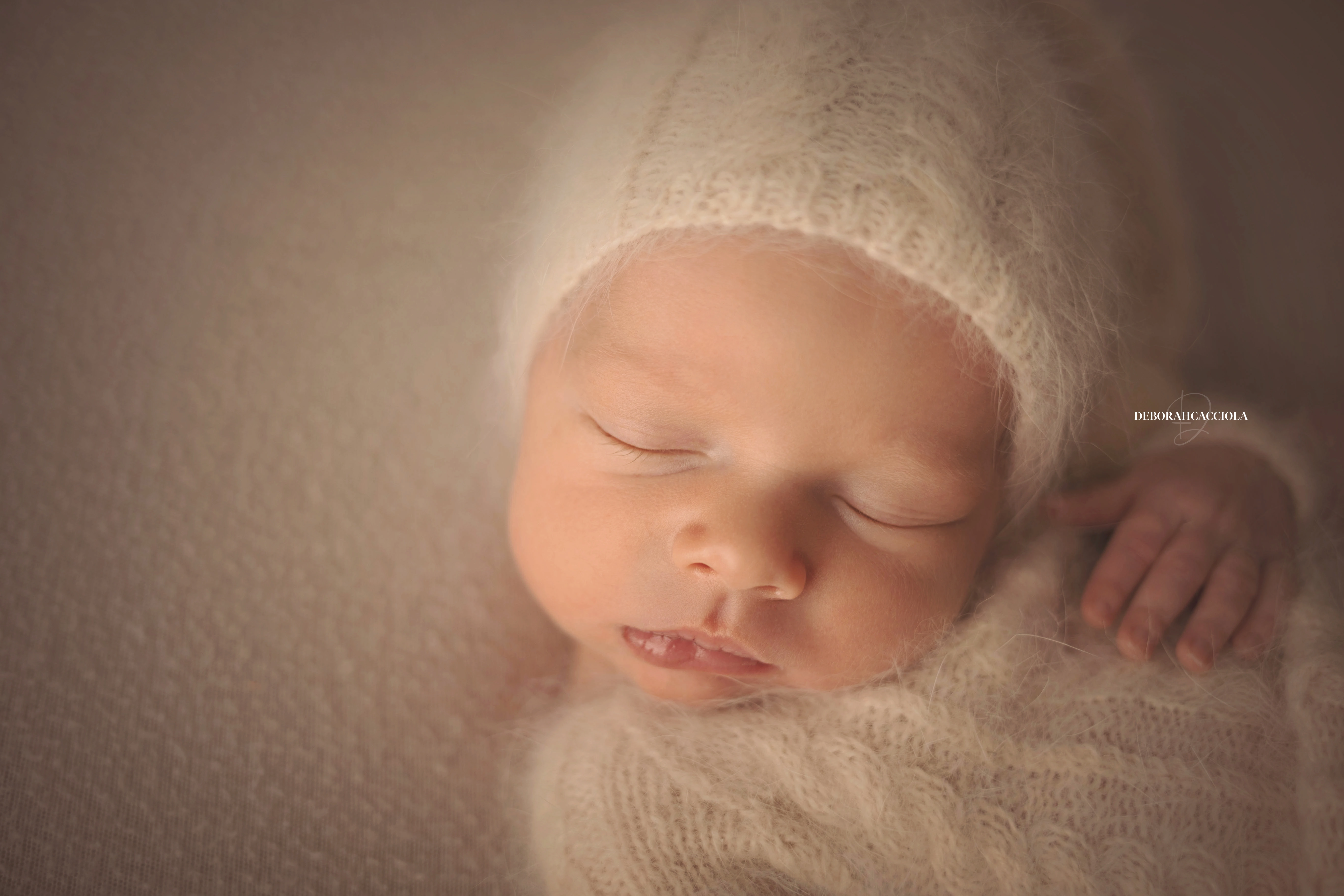 Portrait nouveau-né à Orléans : bébé dans ses premiers jours, composition large et naturelle, rendu naturel