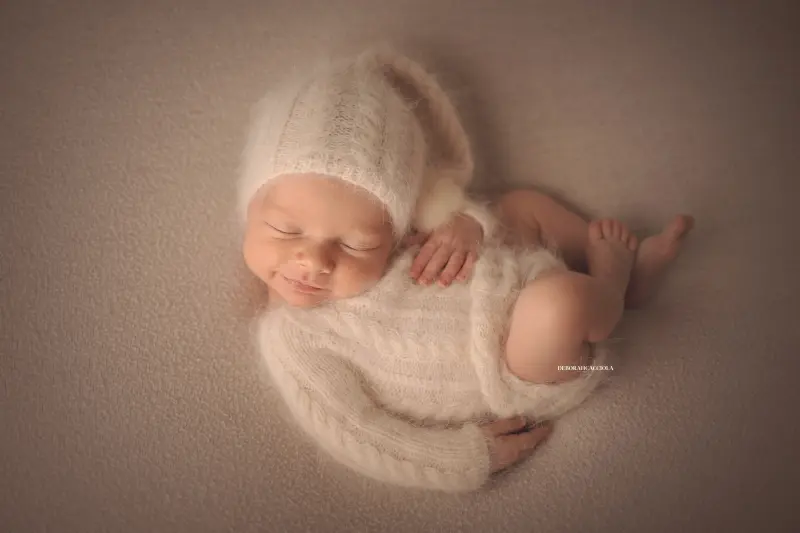 Portrait nouveau-né Orléans : portrait délicat de bébé, cadrage horizontal équilibré, tonalités naturelles