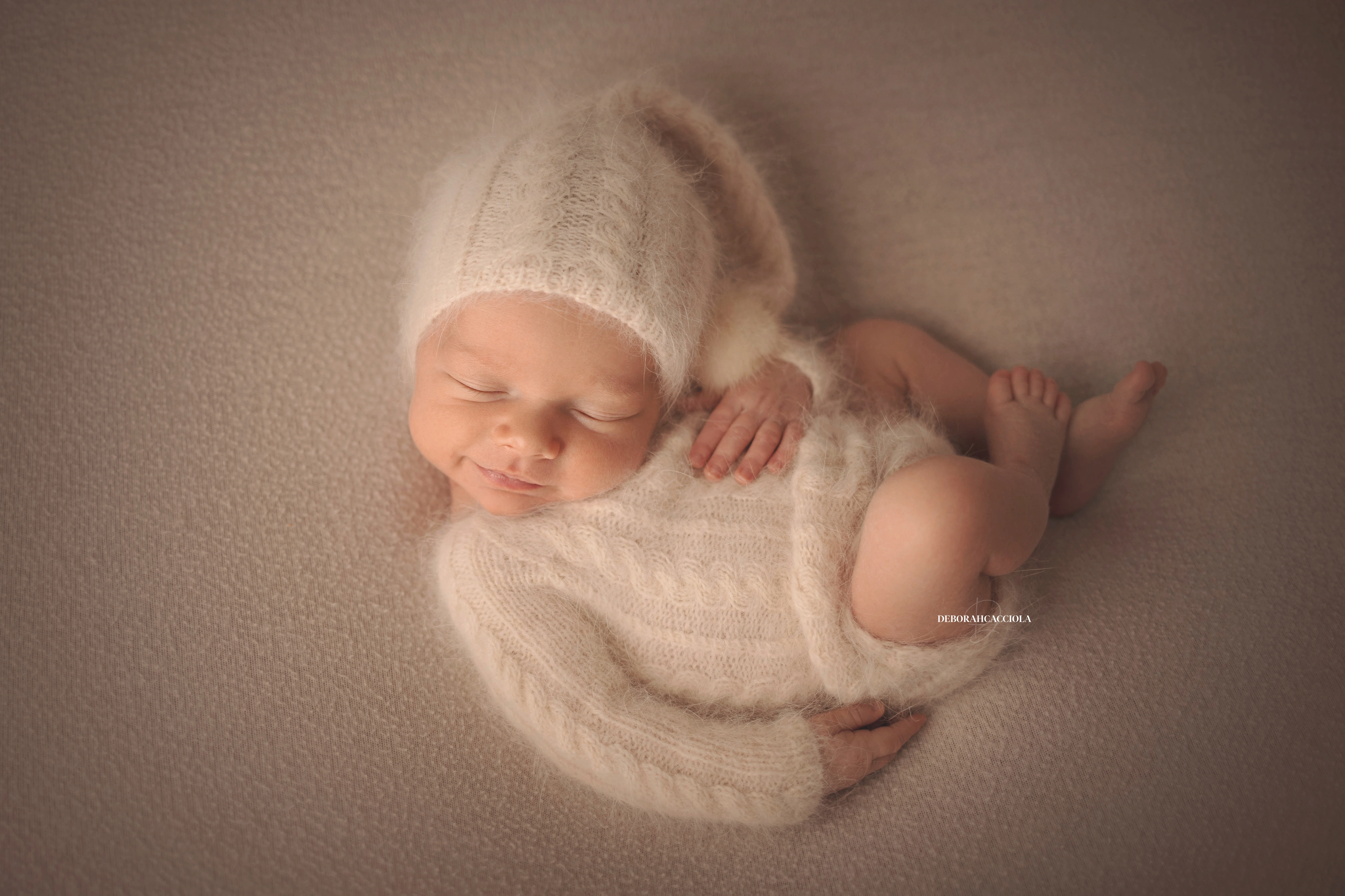 Portrait nouveau-né Orléans : portrait délicat de bébé, cadrage horizontal équilibré, tonalités naturelles