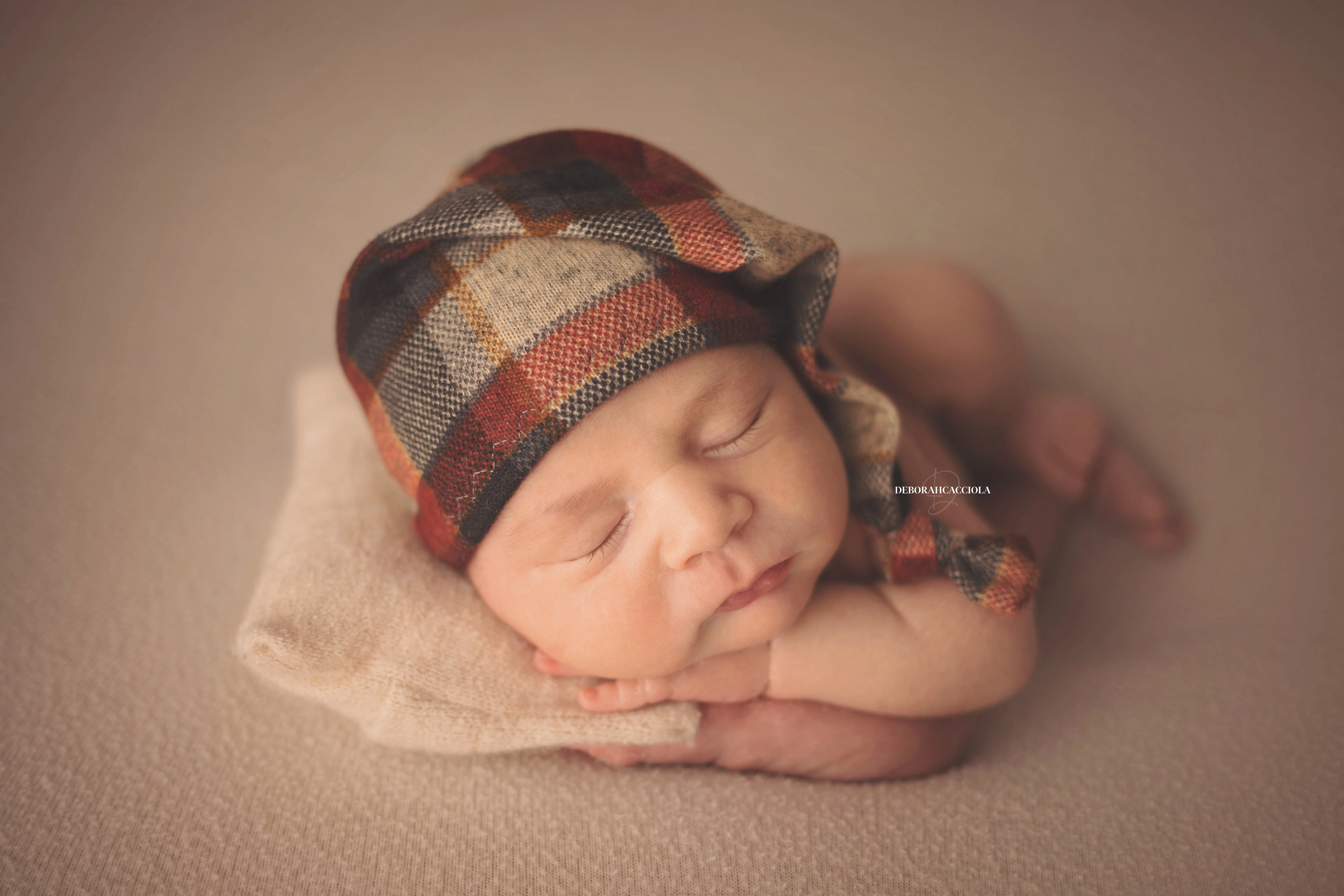 Portrait nouveau-né à Orléans : instant tendre avec bébé, plan large harmonieux, tonalités naturelles