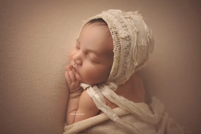 Séance bébé en studio à Orléans : portrait délicat de bébé, cadrage horizontal équilibré, rendu naturel