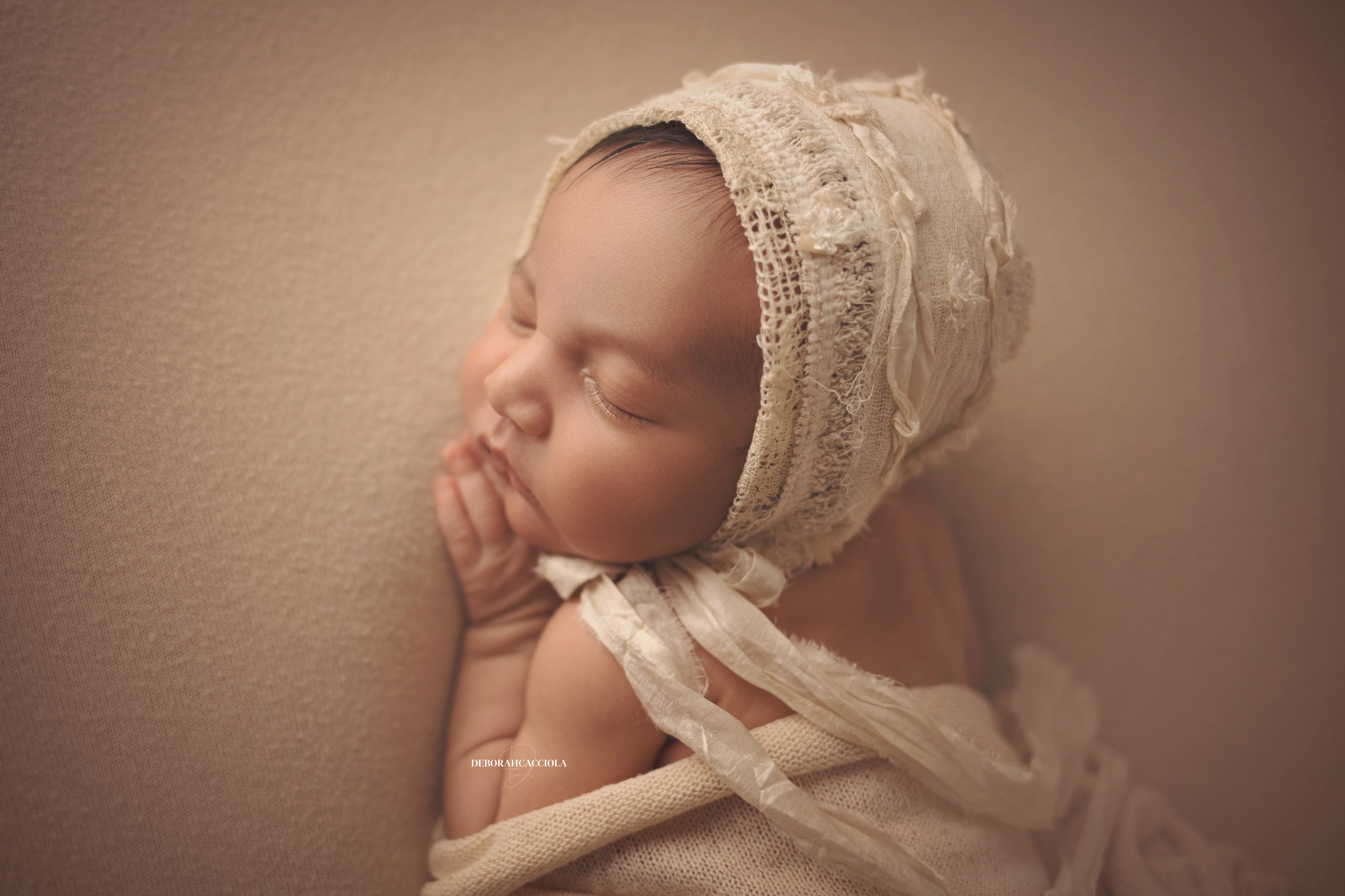 Séance bébé en studio à Orléans : portrait délicat de bébé, cadrage horizontal équilibré, rendu naturel