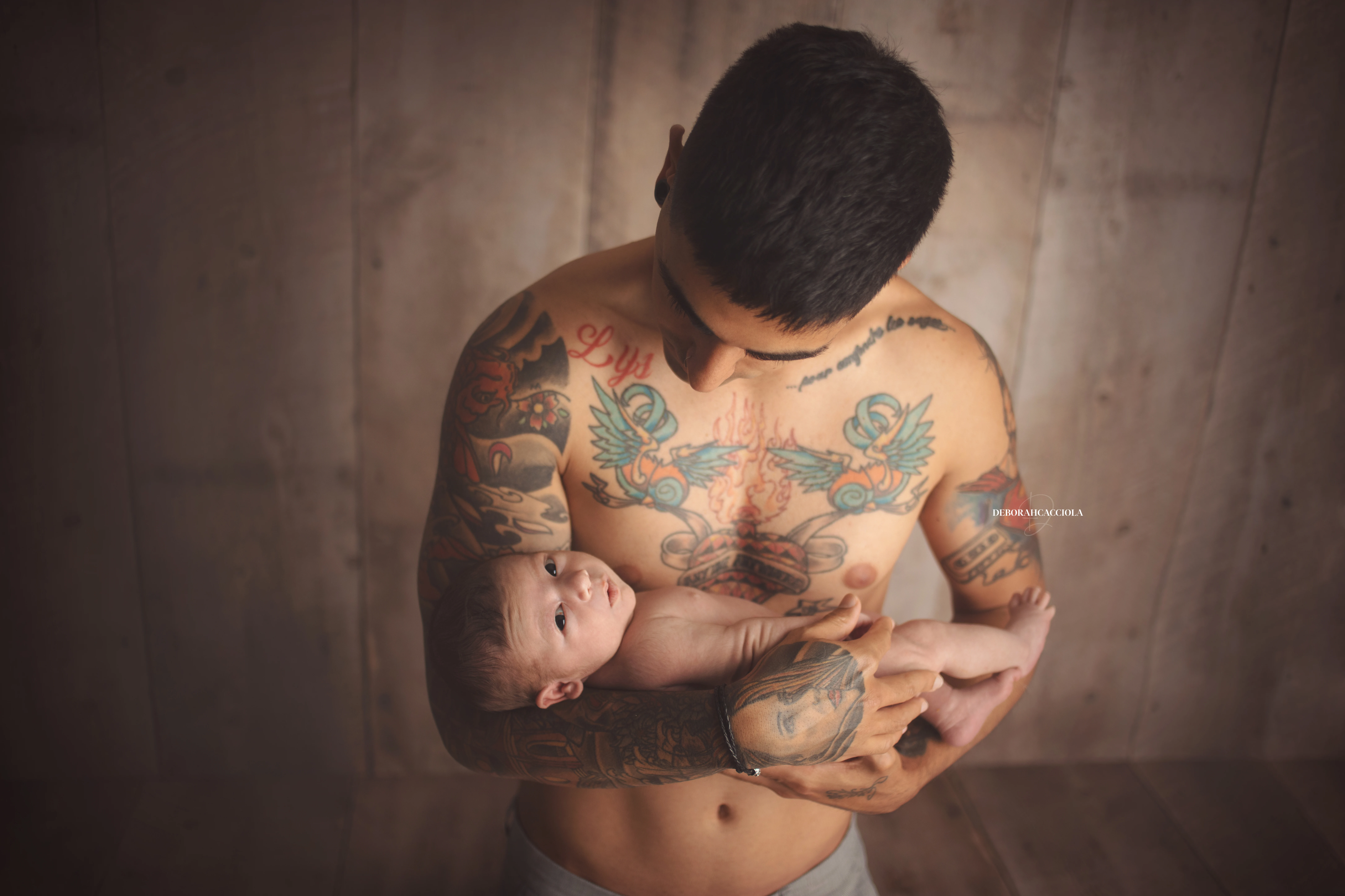 Séance bébé en studio à Orléans : nouveau-né en studio, scène panoramique douce, palette claire