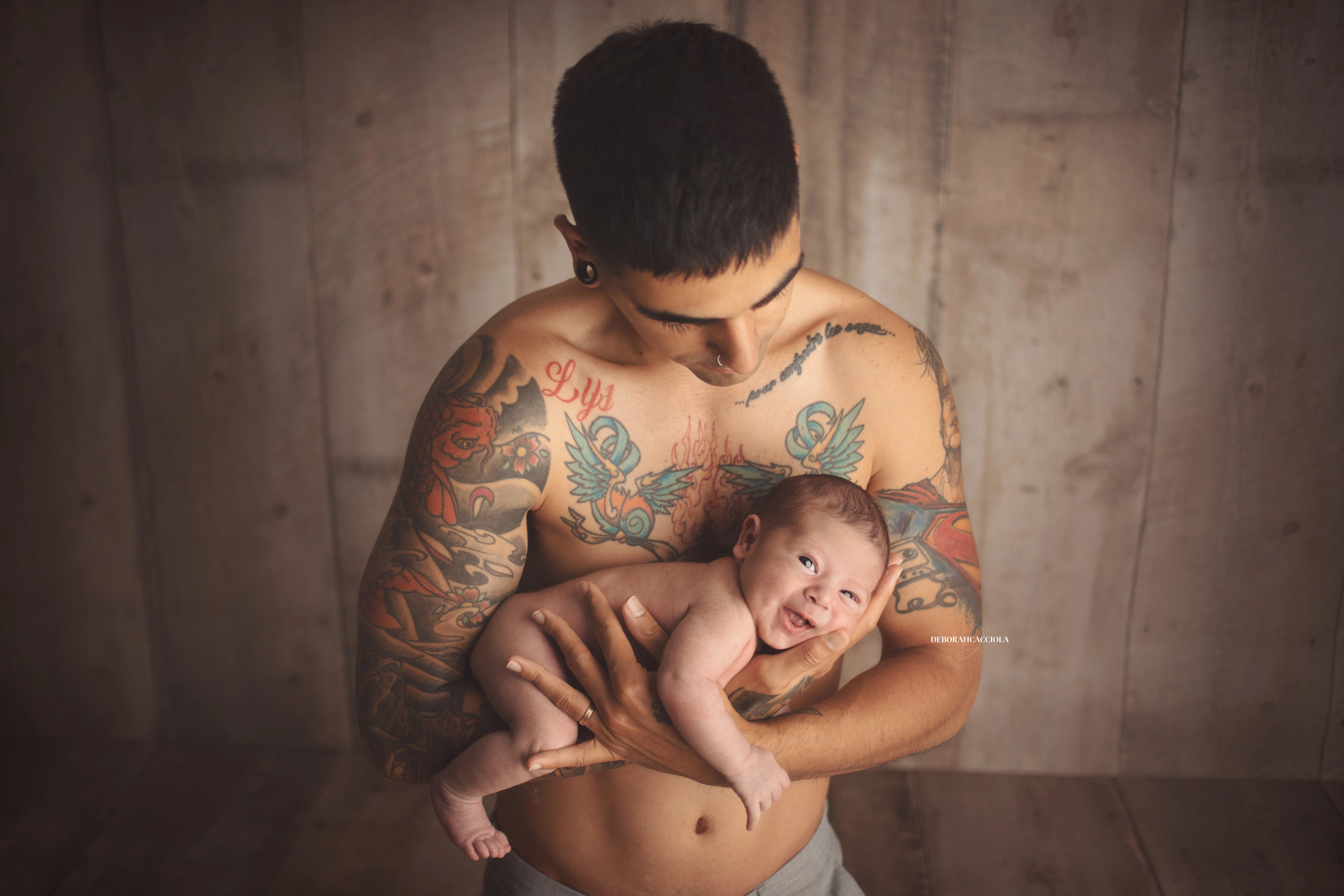Séance bébé en studio à Orléans : portrait délicat de bébé, cadrage horizontal équilibré, rendu naturel