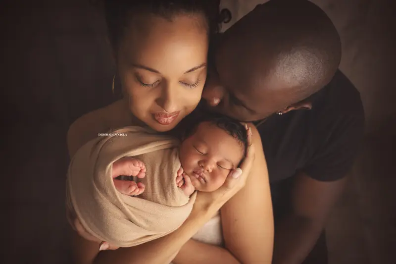 Photo nouveau-né à Orléans, instant tendre avec bébé, plan large harmonieux, couleurs douces