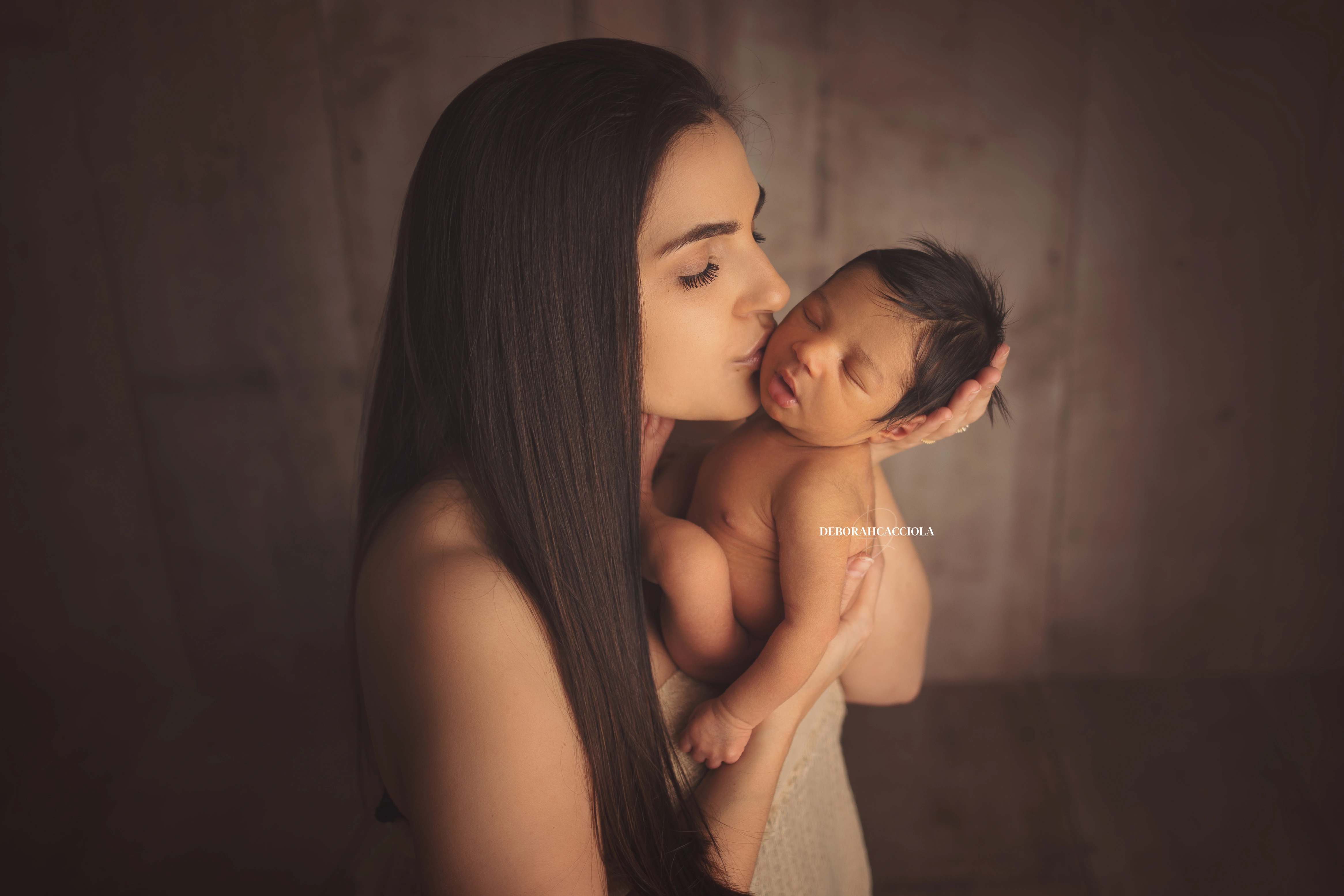 Séance bébé à Orléans - bébé dans ses premiers jours, composition large et naturelle, palette claire