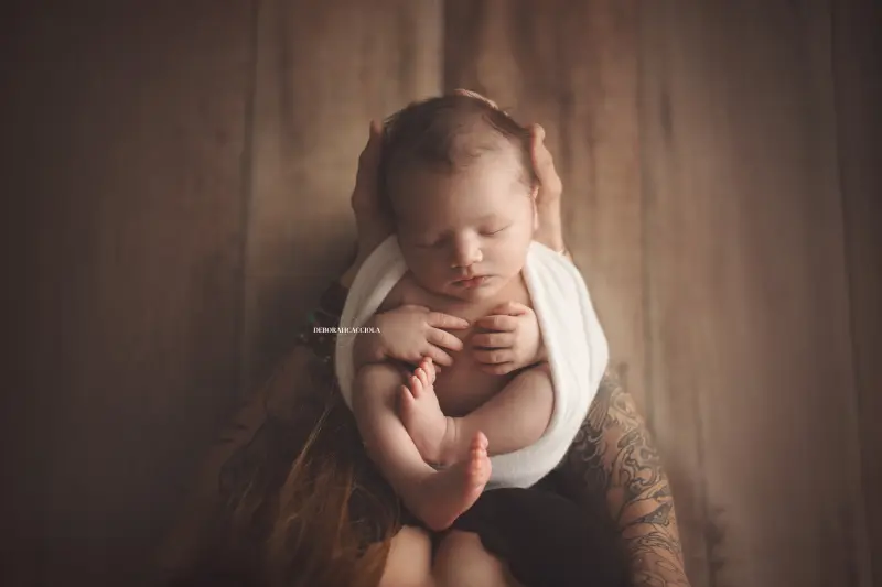 Portrait nouveau-né Orléans : nouveau-né en studio, scène panoramique douce, couleurs douces