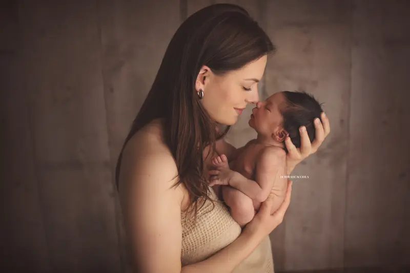Séance bébé en studio à Orléans : nouveau-né en studio, scène panoramique douce, palette claire