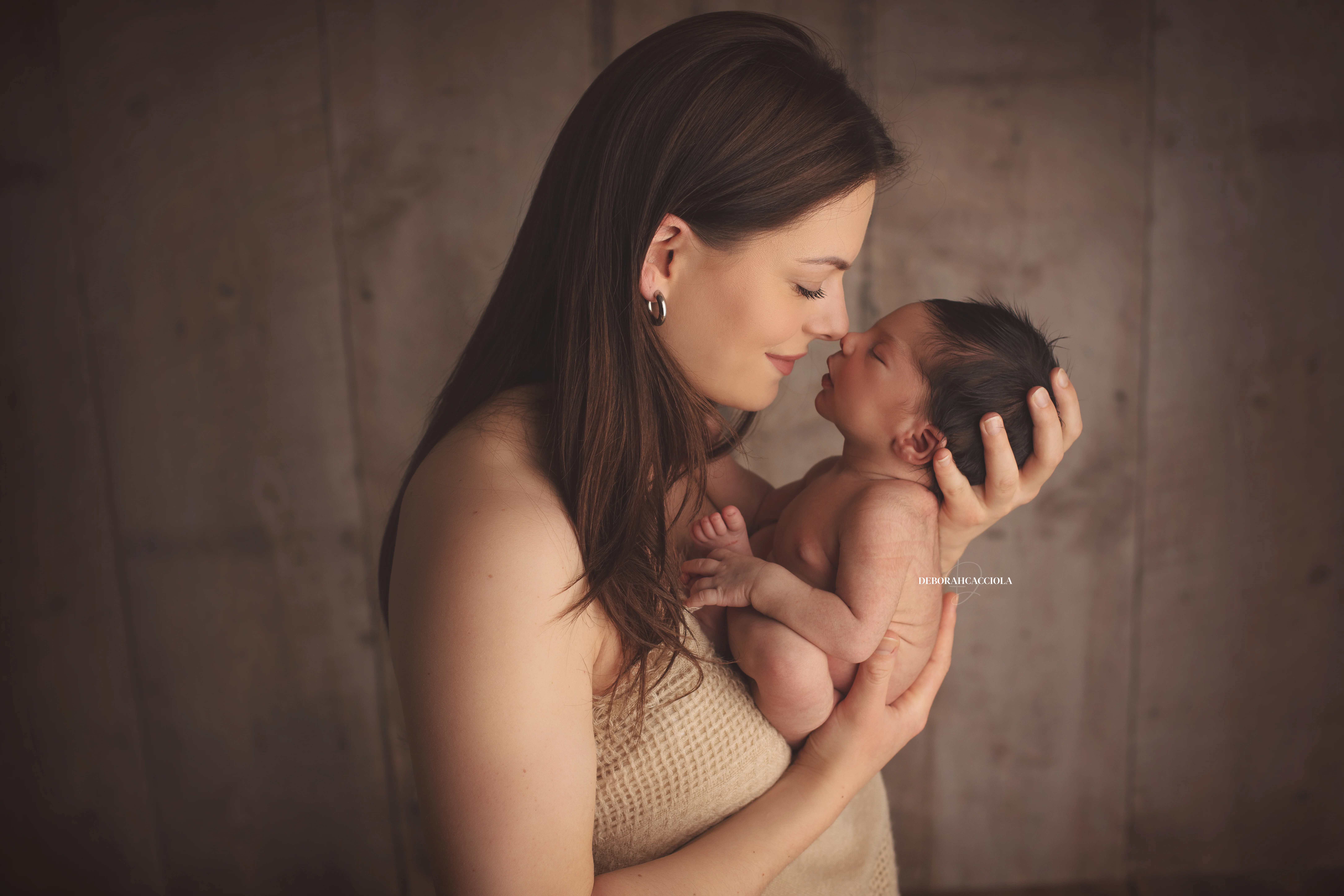 Séance bébé en studio à Orléans : nouveau-né en studio, scène panoramique douce, palette claire