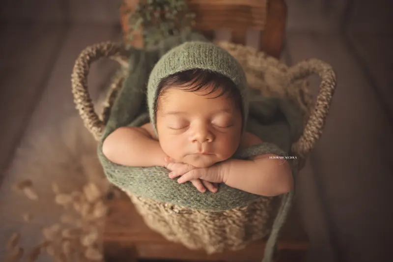 Séance bébé à Orléans - bébé dans ses premiers jours, composition large et naturelle, tonalités naturelles