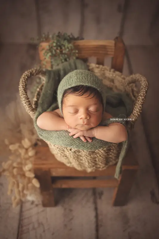 Photo nouveau-né à Orléans, instant tendre avec bébé, portrait vertical soigné, couleurs douces
