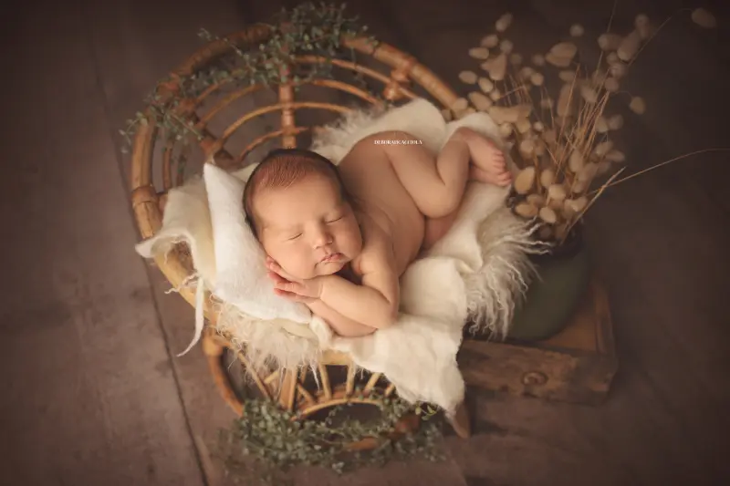 Portrait nouveau-né à Orléans : bébé dans ses premiers jours, composition large et naturelle, couleurs douces