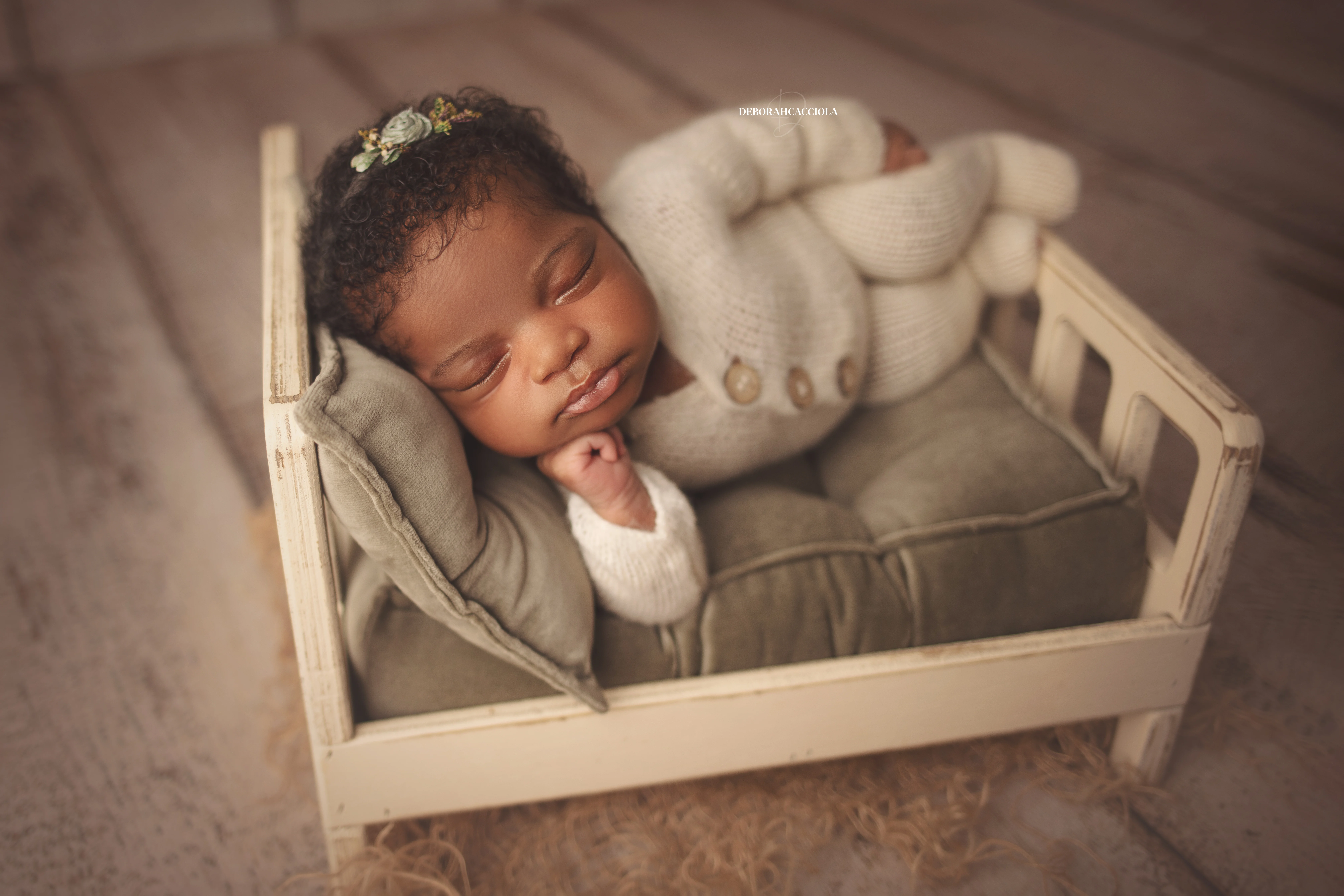 Portrait nouveau-né à Orléans : instant tendre avec bébé, plan large harmonieux, couleurs douces