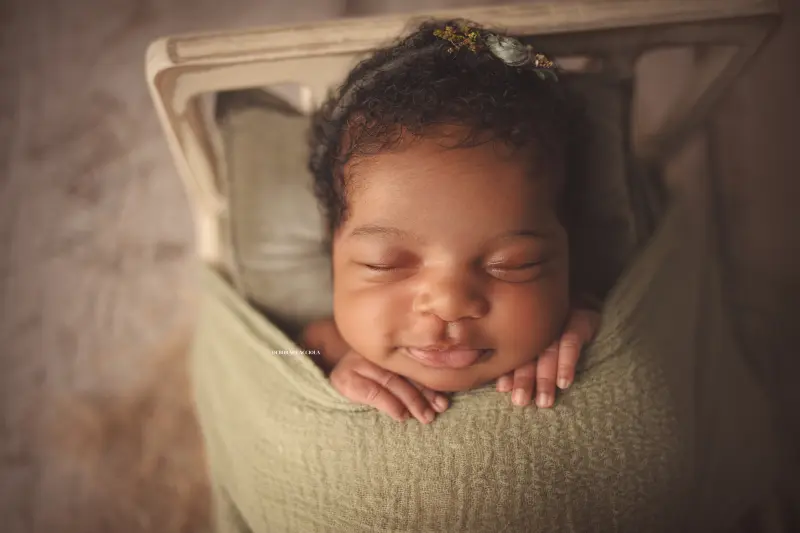 Portrait nouveau-né Orléans : portrait délicat de bébé, cadrage horizontal équilibré, couleurs douces