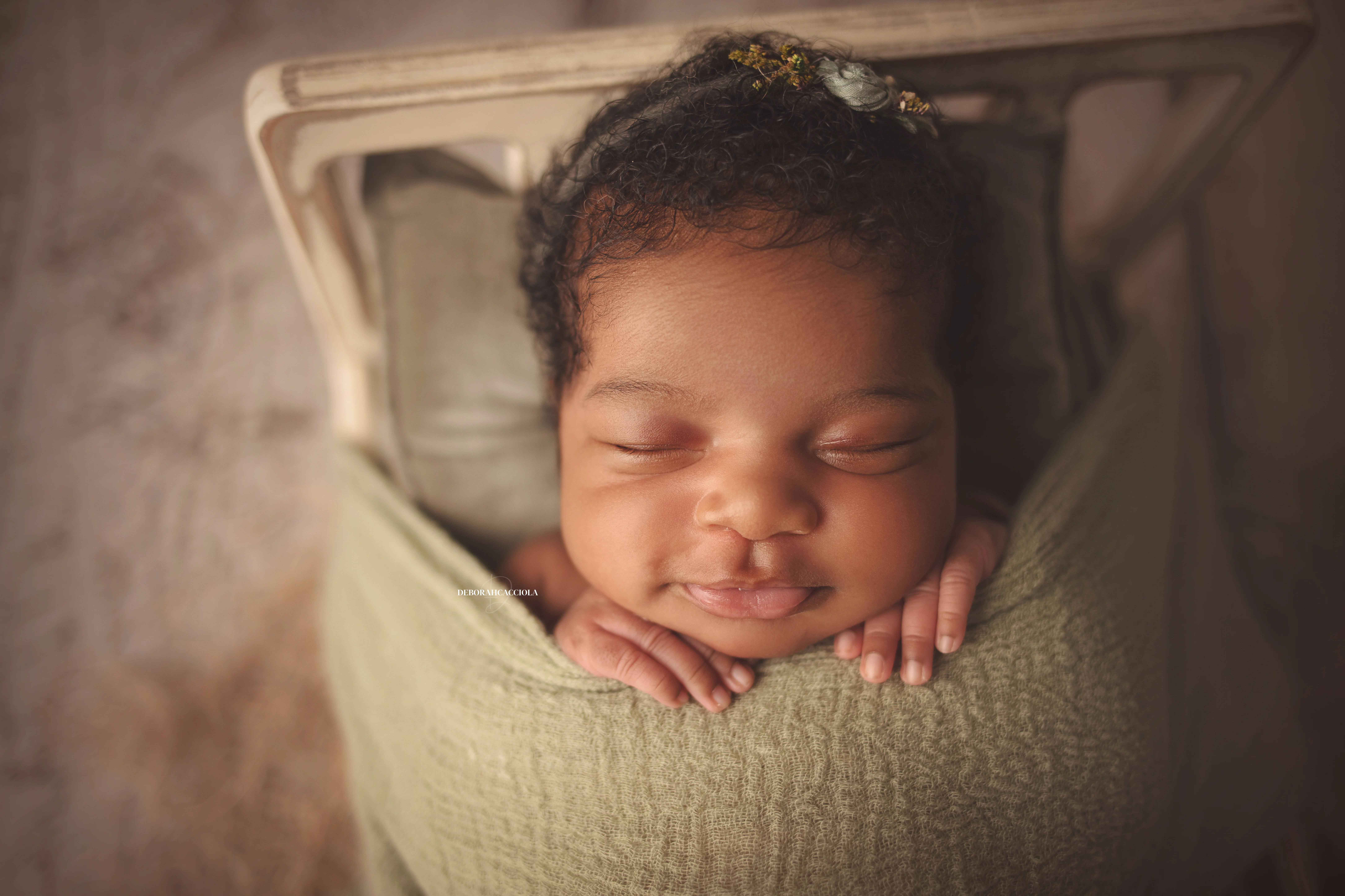 Portrait nouveau-né Orléans : portrait délicat de bébé, cadrage horizontal équilibré, couleurs douces