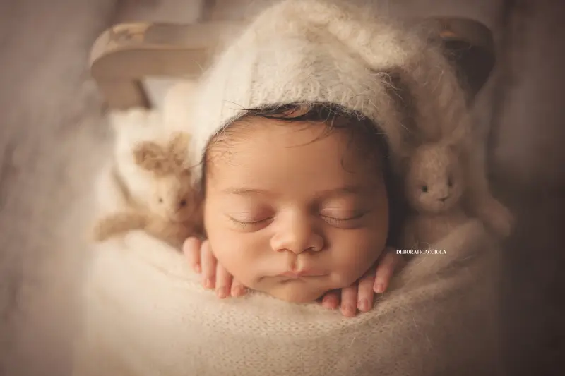 Portrait nouveau-né à Orléans : bébé dans ses premiers jours, composition large et naturelle, rendu naturel