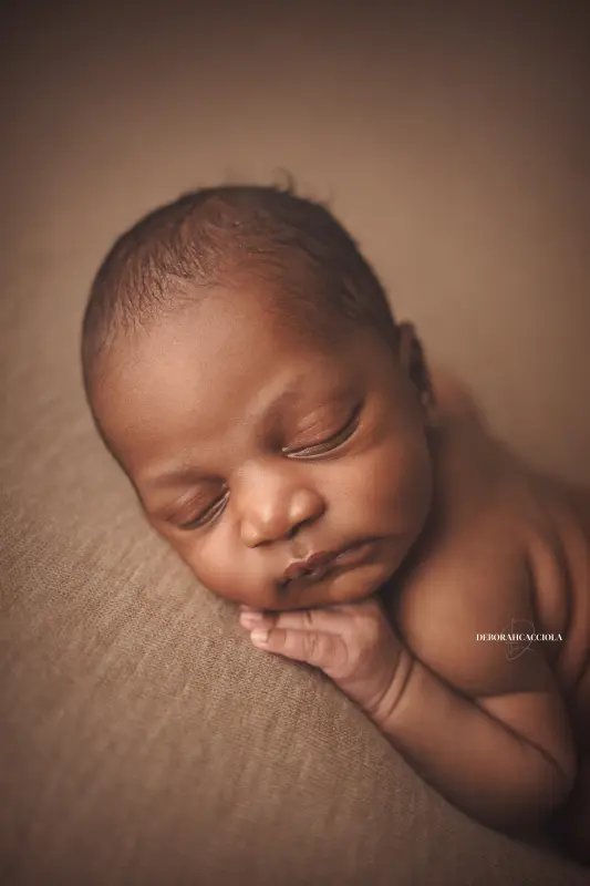 Photo nouveau-né studio Orléans : nouveau-né en studio, cadrage vertical doux, couleurs équilibrées