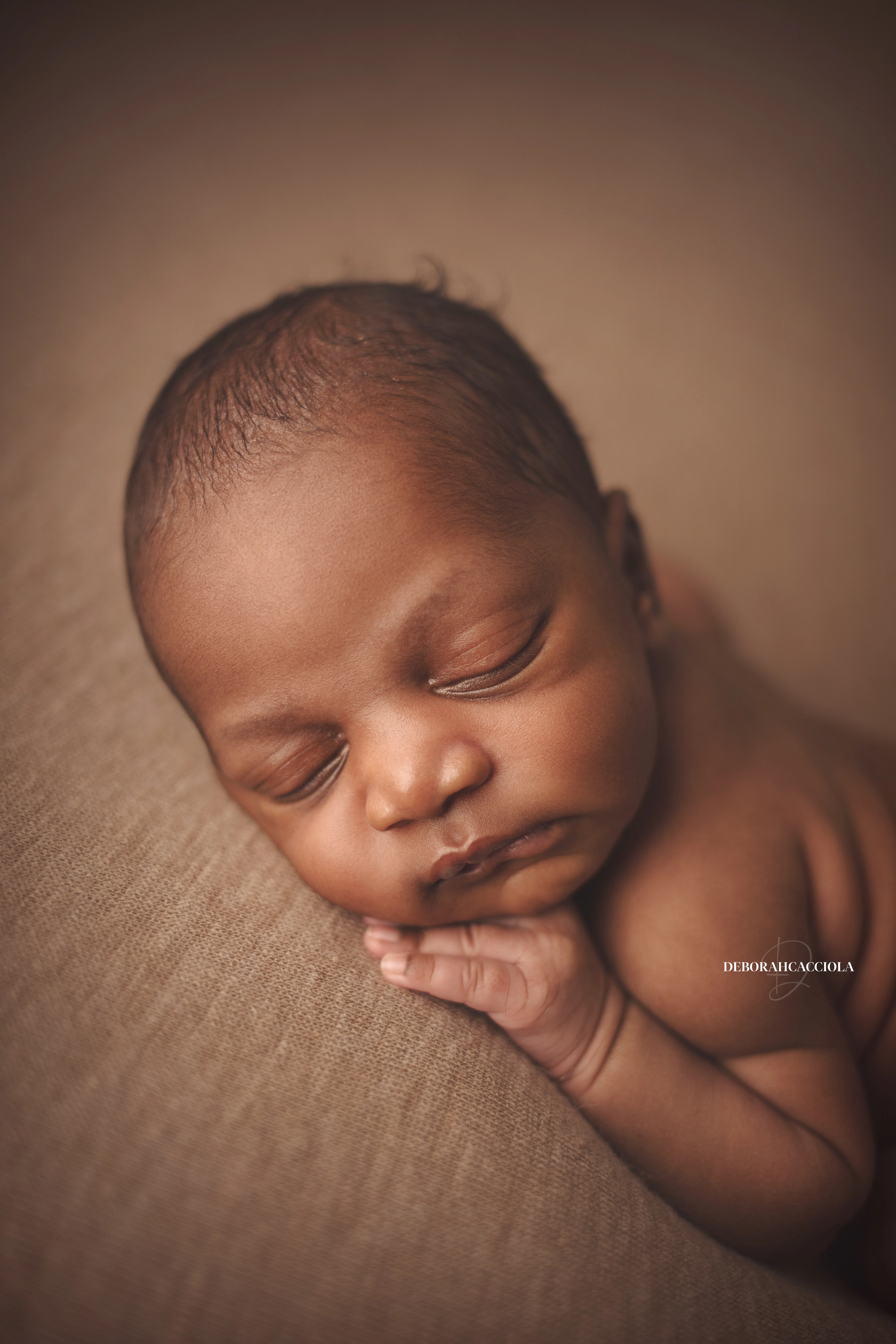 Photo nouveau-né studio Orléans : nouveau-né en studio, cadrage vertical doux, couleurs équilibrées